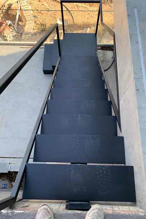 Escalera exterior de edificio en metal