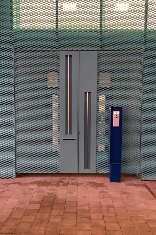 Puerta metálica azul 