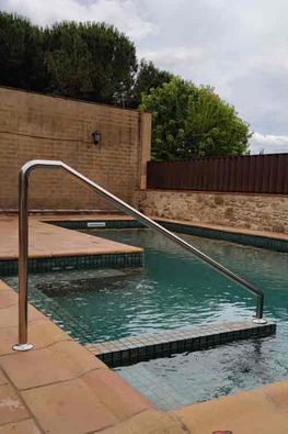 Barandilla metálica para escalera en piscina