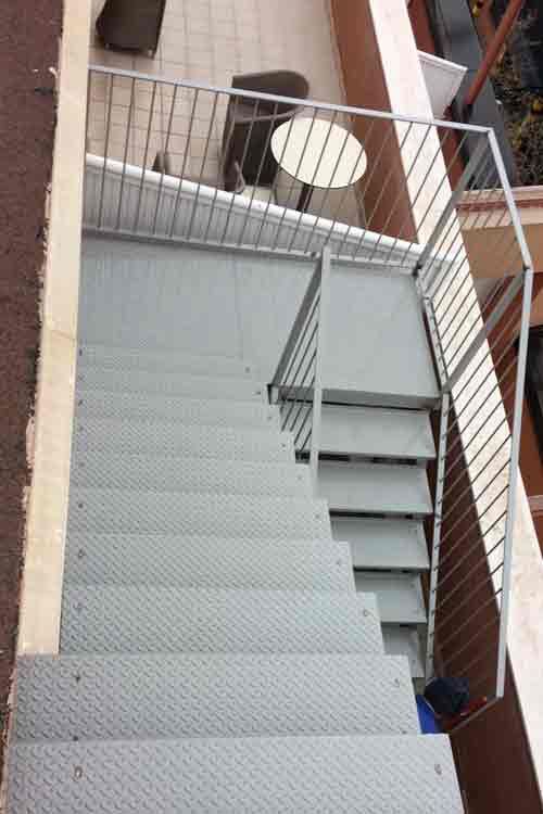 Escalera exterior gris