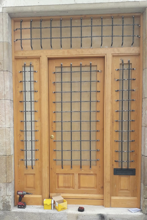 Puerta en madera con adornos de metal